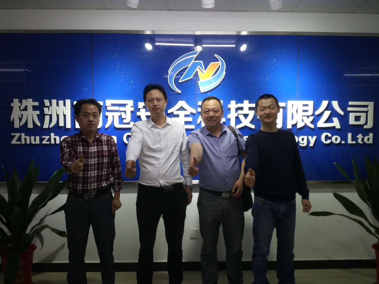 客車自動破窗裝置,遙控自動破玻器,破窗器,南冠破玻器 客車自動破窗裝置,遙控自動破玻器,破窗器,南冠破玻器